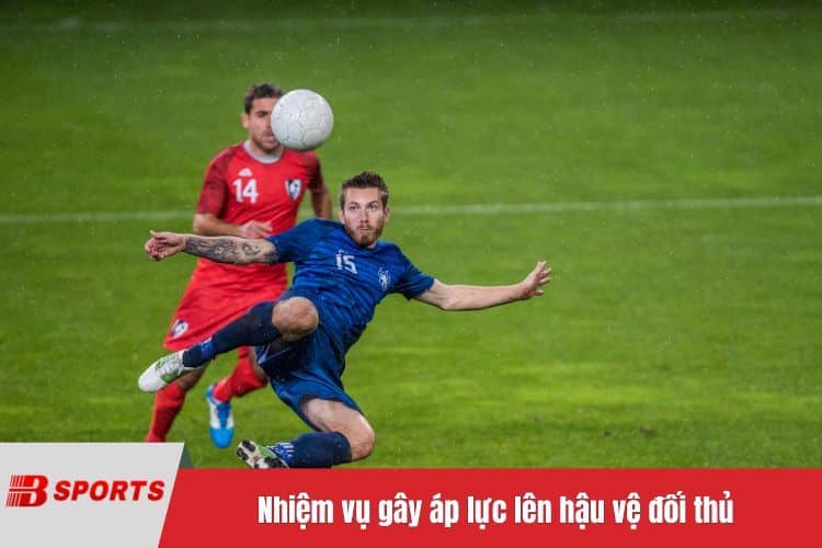 Nhiệm vụ gây áp lực lên hậu vệ đối thủ